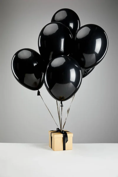 Monte Balões Pretos Com Caixa Presente Isolado Cinza Conceito Sexta — Fotografia de Stock