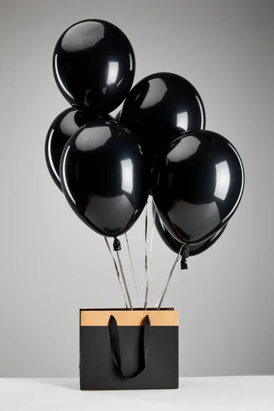 Svarta Ballonger Med Papperspåse Isolerad Grå Svart Fredag Koncept — Stockfoto