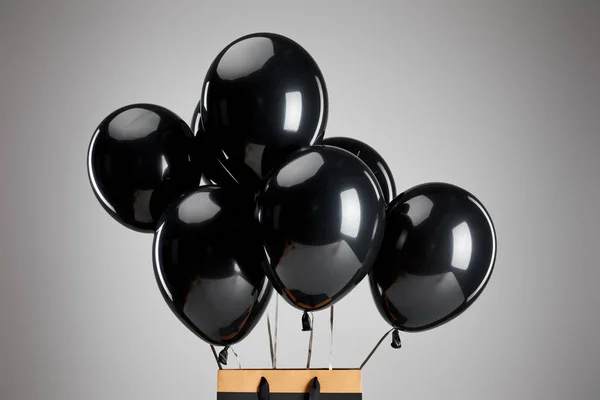 Manojo Globos Negros Con Bolsa Compras Papel Aislado Gris Concepto —  Fotos de Stock