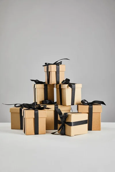 Χαρτονένια Κουτιά Δώρου Μαύρες Κορδέλες Που Απομονώνονται Γκρι Μαύρη Ιδέα — Φωτογραφία Αρχείου