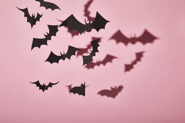 Schwarze Papierfledermäuse Mit Schatten Auf Rosa Hintergrund Halloween Dekoration — Stockfoto