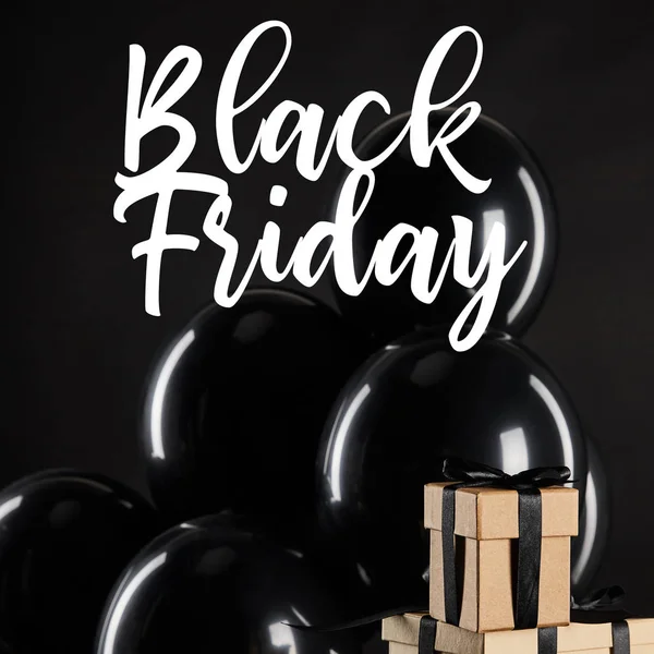 Kilka Czarnych Balonów Pobliżu Stosu Pudełek Odizolowanych Czarno Czarnym Piątek — Zdjęcie stockowe