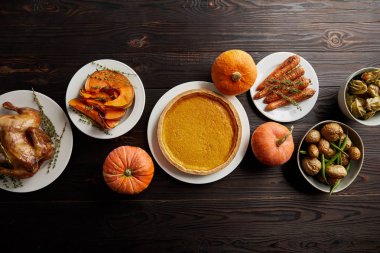 Balkabağı, balkabağı turtası, fırında havuç, dilimlenmiş balkabağı, ızgara hindi ve patates.