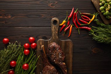 Et, acı biber, kiraz domates, yeşil bezelye, yeşillik, Brüksel lahanası. 