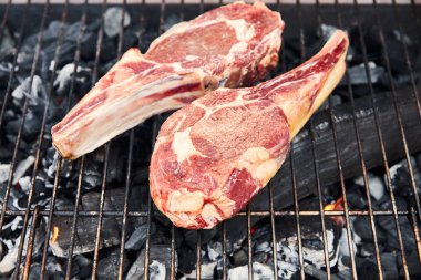 Mangal ızgarasında çiğ et ızgarasının en üst görüntüsü. 