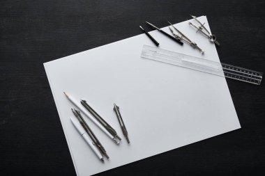 Kopya alanı, kalem, kalem, cetvel ve pusula içeren kağıdın üst görünümü