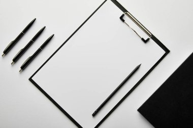 Boş pano, defter, kalem ve kalemin üst görünümü