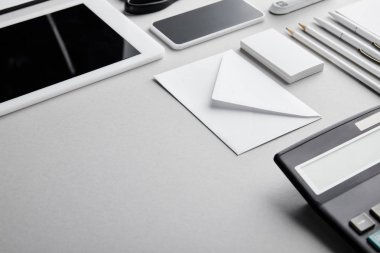 zarf, kalemler, kalemler, hesap makinesi, kartvizitler, akıllı telefon ve dijital tablet 