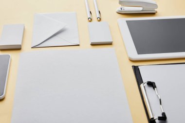 kağıt, zarf, pano, zımba, kalem, kartvizit ve dijital tablet 