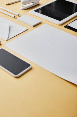 zarf, zımba, tükenmez kalem, kartvizit, kağıt, akıllı telefon ve dijital tablet 