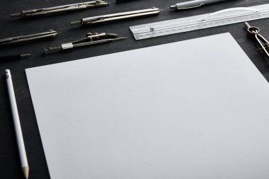 Kopya alanı ve pusulaları olan beyaz kağıt, cetvel, kalem, kalem siyah ve ahşap masa üzerinde 
