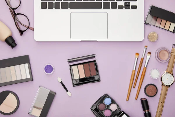 Tilikan Atas Laptop Dekat Kosmetik Dekoratif Diisolasi Pada Warna Ungu — Stok Foto