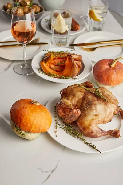 Grillad Kalkon Och Bakade Pumpor Serveras Vitt Marmorbord — Stockfoto