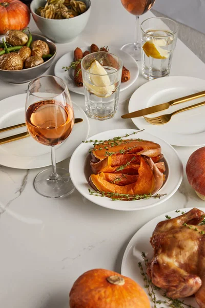 Традиционный Ужин Честь Дня Благодарения Выпечкой Овощей Бокалы Розовым Вином — стоковое фото