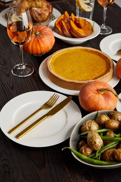 Traditional Thanksgiving Dinner Pumpkin Pie Baked Vegetables Whole Pumpkins Plate — Stock Photo, Image