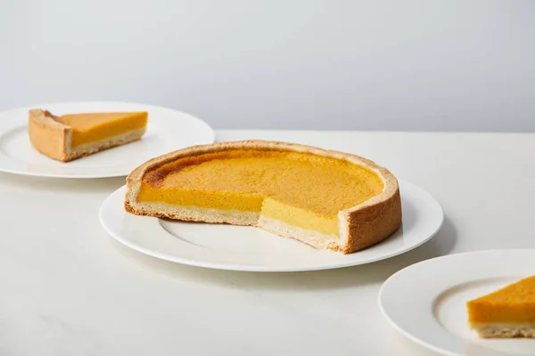 Deliciosa Torta Abóbora Corte Superfície Mármore Branco Isolado Cinza — Fotografia de Stock