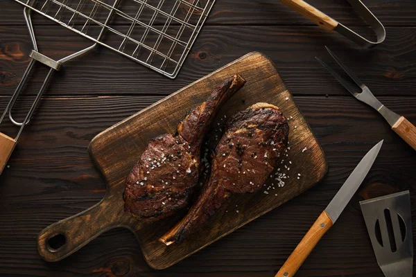 Vista Superior Carne Tabla Cortar Herramientas Parrilla —  Fotos de Stock