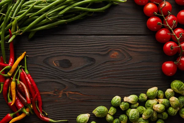 Ovanifrån Chilipeppar Körsbärstomater Gröna Ärtor Brysselkål Träbord — Stockfoto