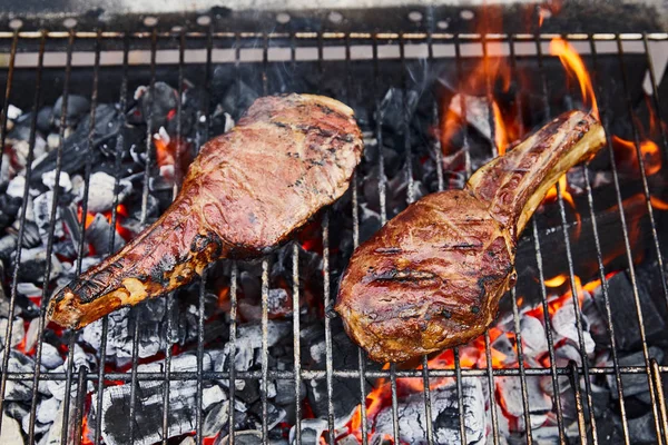 Bovenaanzicht Van Vlees Grillen Barbecue Rooster Steenkool Stukken Buiten — Stockfoto