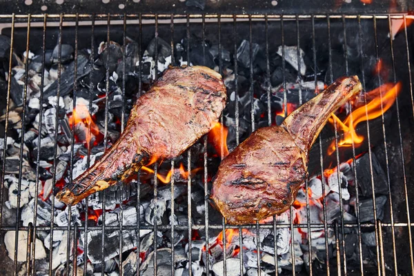 Vue Dessus Gril Viande Sur Grille Barbecue Morceaux Charbon Extérieur — Photo