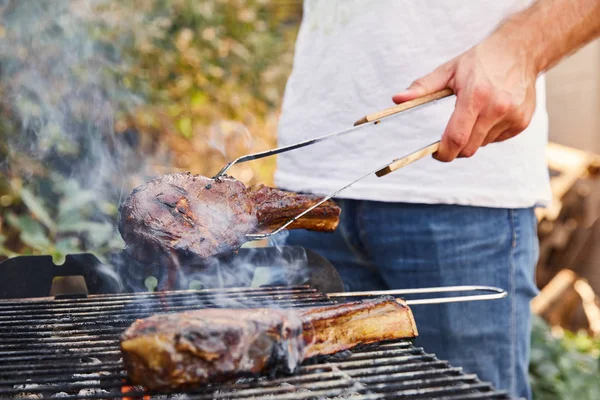 Levágott Kilátás Férfi Csipesszel Grillezés Hús Grill Rács — Stock Fotó