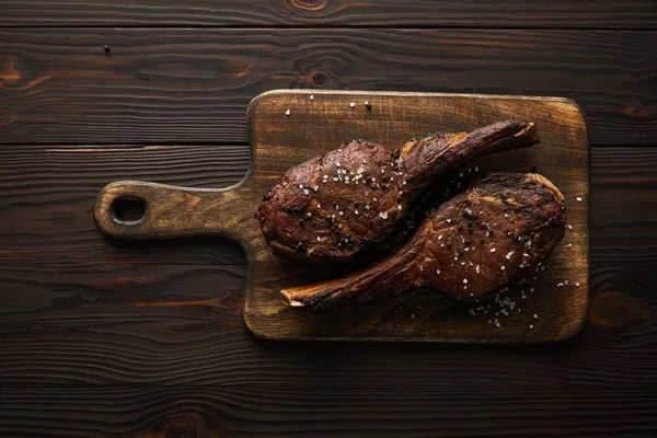 Felülnézet Ízletes Hús Fűszerekkel Vágódeszkán — Stock Fotó