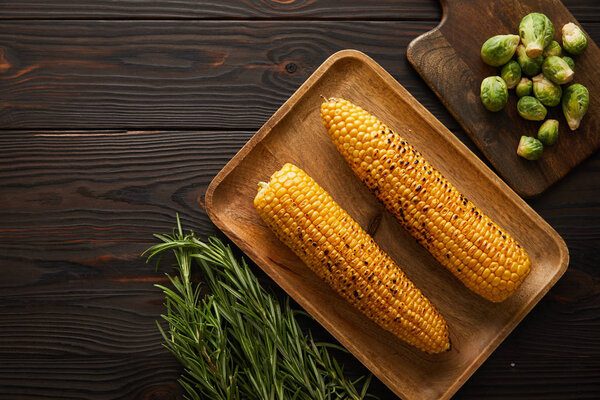 вид сверху на кукурузу, зелень, брюссельскую капусту
 