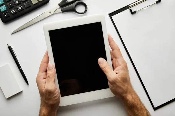 Oříznutý Pohled Muže Držícího Digitální Tablet Kopírovacím Prostorem — Stock fotografie