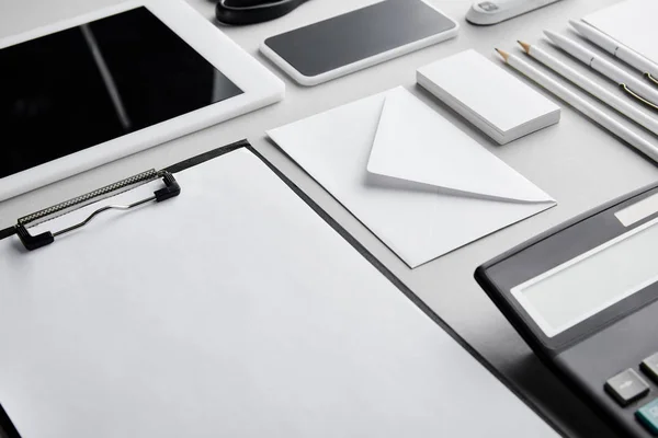 Klembord Enveloppe Pennen Potloden Rekenmachine Visitekaartjes Smartphone Digitale Tablet — Stockfoto