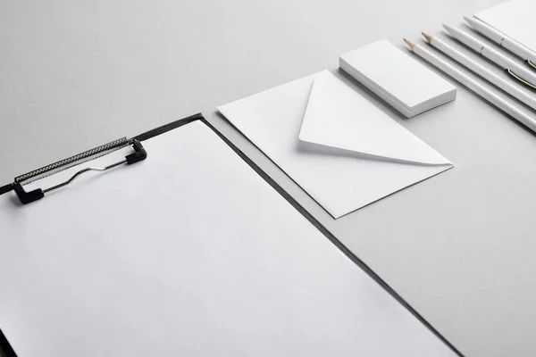 Klembord Met Kopieerruimte Enveloppe Pennen Potloden Visitekaartjes Tafel — Stockfoto