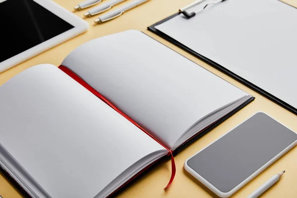 Notebook Clipboard Pens Pencil Smartphone Digital Tablet Copy Space — Stock Photo, Image