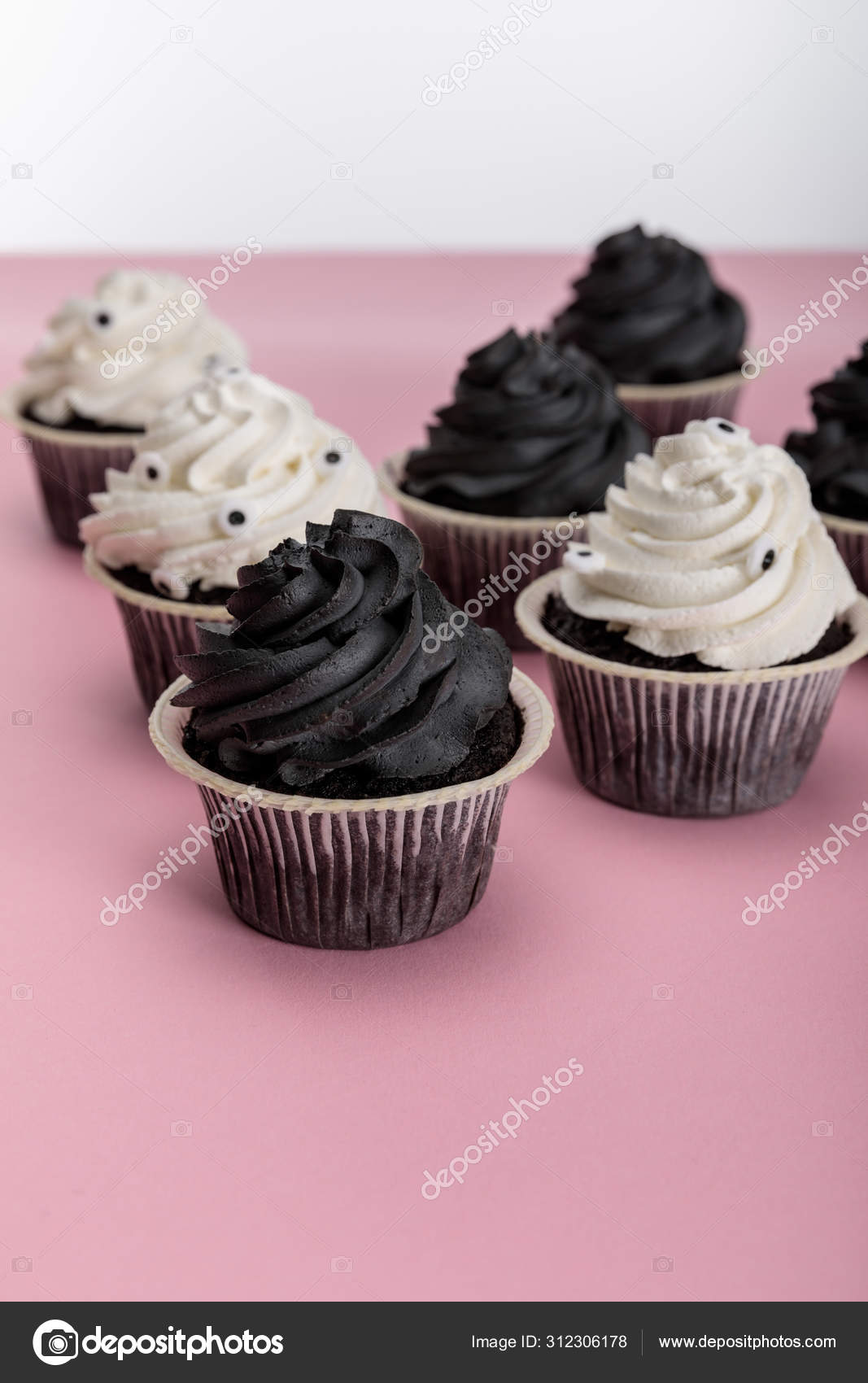 Deliciosos Cupcakes Halloween Com Creme Branco Preto Superfície Rosa  Isolada — Foto © AntonMatyukha #312306178, image size:1067x1700