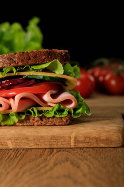 Marullu, jambonlu, peynirli, pastırmalı ve domatesli taze sandviçi kapatıyoruz.
