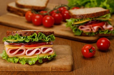 Salatalı, jambonlu, peynirli, pastırmalı ve domatesli taze sandviç.