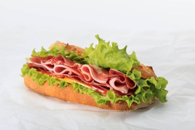 Marul, jambon, peynir, pastırma ve domatesli taze sandviç.