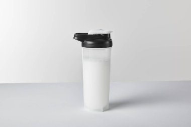 Beyaz protein karışımlı spor şişesi. 