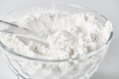 Protein tozunu beyaz cam kaseye koy. 
