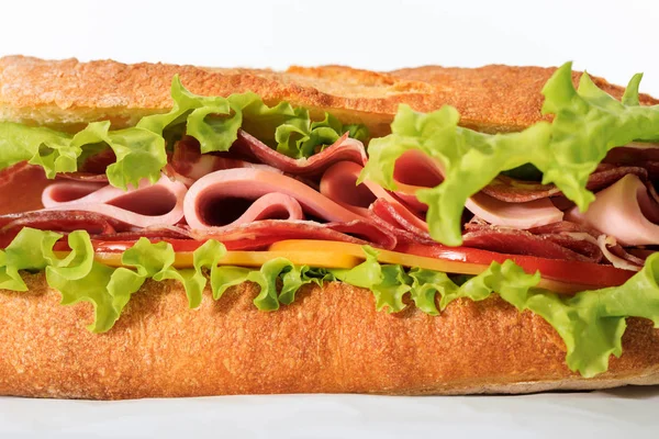 Frisches Sandwich Mit Salat Schinken Käse Speck Und Tomaten Isoliert — Stockfoto