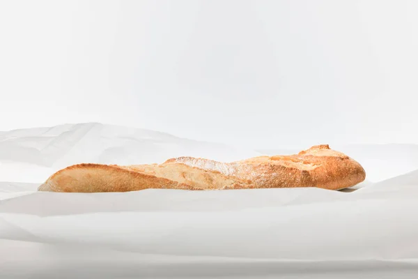 Baguette Fresca Sobre Papel Texturizado Aislado Sobre Blanco — Foto de Stock