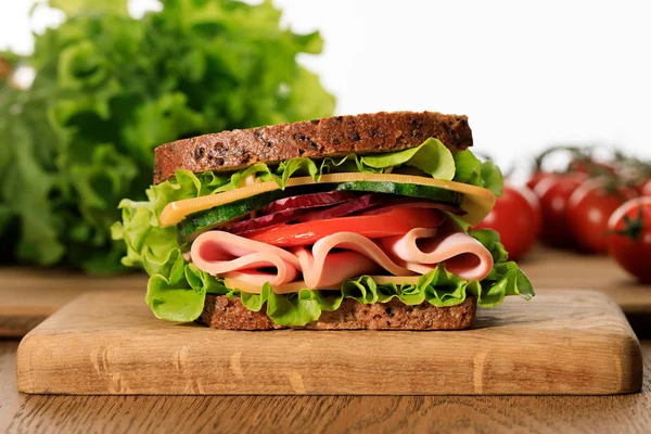 Verse Sandwich Met Sla Ham Kaas Spek Tomaat Houten Snijplank — Stockfoto