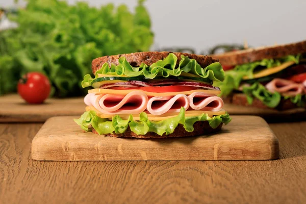 Sandwich Frais Avec Laitue Jambon Fromage Bacon Tomate Sur Planche — Photo