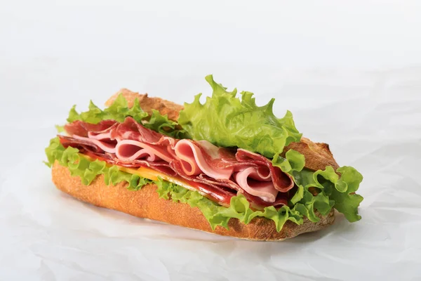 Sándwich Fresco Con Lechuga Jamón Queso Tocino Tomate Sobre Fondo — Foto de Stock