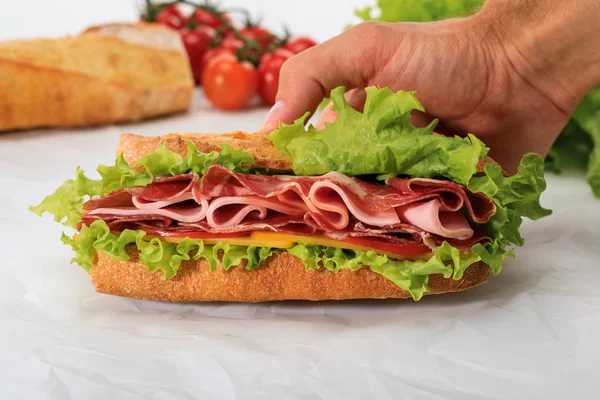 Vista Recortada Del Hombre Sosteniendo Sándwich Fresco Con Lechuga Jamón — Foto de Stock