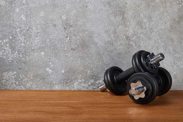 Heavy Black Dumbbells Wooden Surface Concrete Wall — Stock Photo, Image