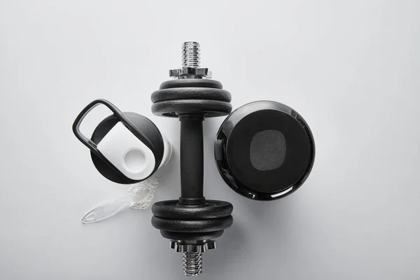 哑铃和运动瓶附近勺子的顶部视图 — 图库照片