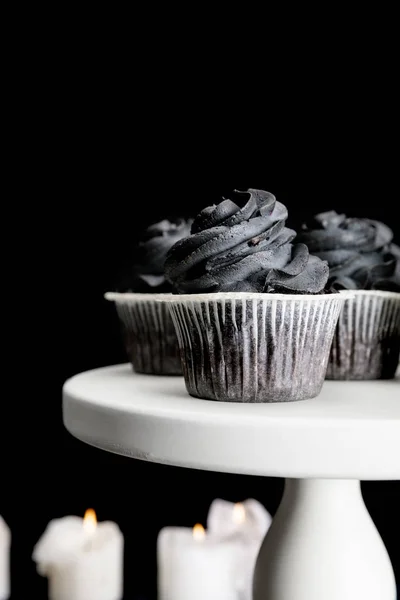 Foco Selectivo Velas Encendidas Deliciosos Cupcakes Halloween Con Crema Negra —  Fotos de Stock