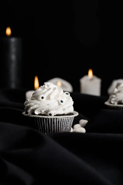 Foco Selectivo Delicioso Cupcake Halloween Con Crema Blanca Cerca Velas — Foto de Stock