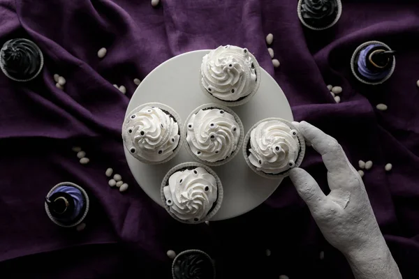 Top View Decorative Hand Stand Delicious Halloween Cupcakes Purple Cloth — ストック写真