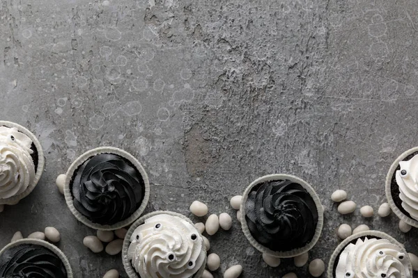 Lezzetli Cadılar Bayramı Çörekleri Beton Gri Yüzeyde Beyaz Tatlılar — Stok fotoğraf