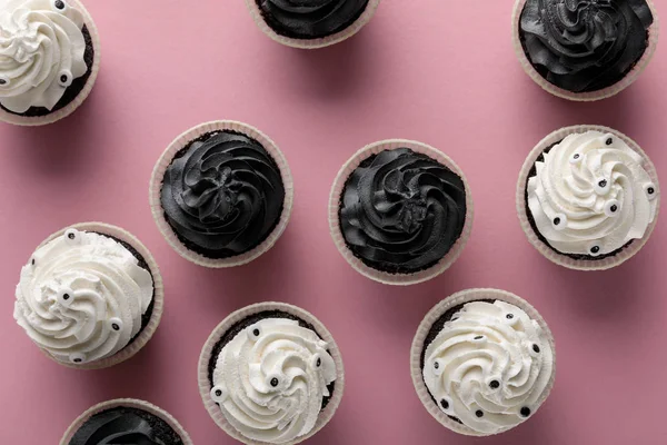Vista Superior Deliciosos Cupcakes Halloween Con Crema Blanca Negra Sobre — Foto de Stock